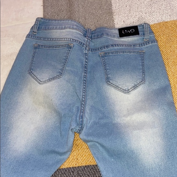 Distressed light wash jeans - Picture 4 of 5
